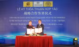 Ông Nguyễn Hoàng, Chủ tịch Hiệp hội Hansiba/ Chủ tịch điều hành Tập đoàn N&G Group cùng Ông Yang Shu Cheng, Chủ tịch Hiệp hội CMA thực hiện ký và trao thoả thuận hợp tác trong sự kiện 