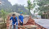 Thanh niên Phú Thọ gùi gạch, trộn vữa, vào vai thợ xây giúp xóa nhà tạm