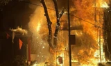 2 nhà mặt phố cháy dữ dội, nghi chủ nhà tự phóng hỏa