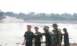 Thiếu tướng quân đội tới kiểm tra cầu phao Phong Châu