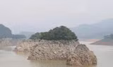 Hồ thủy điện Hòa Bình cạn bất thường, mực nước xuống thấp kỷ lục