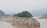 Hồ thủy điện Hòa Bình cạn bất thường, mực nước xuống thấp kỷ lục