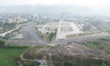 'Núi' rác thải xây dựng cạnh quảng trường ở trung tâm thành phố Hòa Bình