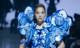 Siêu mẫu Thanh Hằng trở lại vị trí vedette, vừa kết show thì váy cũng bán xong