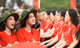 Đỗ Thị Hà, Ngọc Thảo cùng Top 41 Hoa hậu Việt Nam 2024 rạng rỡ bên lá cờ Tổ quốc