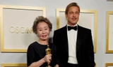 Nữ diễn viên gạo cội người Hàn giành Oscar, lên nhận giải không quên “tán tỉnh” Brad Pitt