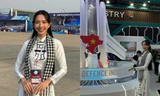 Thùy Tiên, Bảo Ngọc, Thanh Thủy choàng khăn rằn dự Triển lãm quốc phòng quốc tế