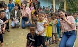 Thùy Tiên cùng Quang Linh Vlogs mang điện lên hai điểm trường tại Quảng Nam
