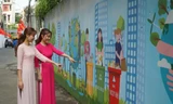 Người dân vui mừng khi mảng tường chi chít tờ rơi thành tranh bích họa 