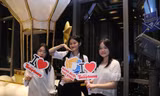 65 sinh viên nhận học bổng Nâng bước Thủ khoa ngắm 'thành phố không ngủ' từ tòa nhà cao nhất Việt Nam