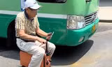 Người đàn ông 'cưỡi' vali bon bon trên phố là ai?; 3 cuộn vải rơi đè bảo vệ tử vong