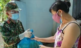 Bộ đội len lỏi hẻm sâu, gõ cửa từng phòng trọ tặng thực phẩm
