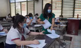 "Sóng" bất ngờ xuất hiện trong đề thi Văn tốt nghiệp, sĩ tử 2K3 và thầy cô dạy Văn nói gì?