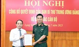 Đại tá Trần Xuân Mạnh (bìa phải) nhận Quyết định. (ảnh: Đ.Q)