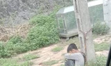 Hình ảnh bé trai 10 tuổi bị xích trói vào cột điện gây xôn xao dư luận. - Ảnh: Phạm Đức Cường