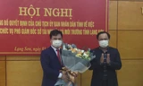 Ông Lương Trọng Quỳnh, Phó Chủ tịch UBND tỉnh Lạng Sơn (bìa phải) trao quyết định, tặng hoa cho tân Phó Giám đốc Sở TN & MT Nguyễn Hữu Trực -Ảnh: Duy Chiến 