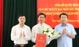 Ông Đoàn Quang Duy (giữa) nhận Quyết định, hoa chúc mừng của lãnh đạo tỉnh Thái Nguyên.