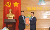Ông Lê Hải Hòa (bìa phải) nhận hoa, Quyết định giữ chức vụ Bí thư Thành ủy Cao Bằng -Ảnh: CB