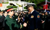 Bộ trưởng quốc phòng Trung Quốc đón đoàn đại biểu Quốc phòng Việt Nam tại cửa khẩu quốc tế Hữu Nghị. 