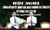 Lãnh đạo Tỉnh ủy Lạng Sơn tặng hoa chúc mừng ông Trần Hồng Nghĩa -Ảnh: Duy Chiến 