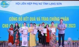 Trao giải những khởi nghiệp xuất sắc. Ảnh: Duy Chiến 