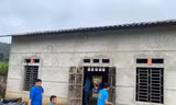 Sơn tường nhà cho hộ nghèo. Ảnh: Duy Chiến 