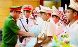 Lãnh đạo Công an tỉnh Lạng Sơn trao quyết định cho các Trưởng công an xã. Ảnh: H.T