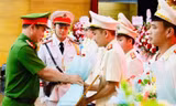 Lãnh đạo Công an tỉnh Lạng Sơn trao quyết định cho các Trưởng công an xã. Ảnh: H.T