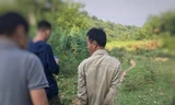 Bắt giữ đối tượng Lương Văn Thiết (bìa phải) -Ảnh: Duy Chiến 