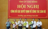 Những cán bộ được bổ nhiệm nhận hoa chúc mừng. Ảnh: CB