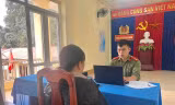 Công an làm việc với bà H về hành vi "báo chốt". Ảnh: Đ.T
