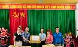 Tặng quà cho các em học sinh nghèo Lạng Sơn.