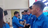 Trao giấy chứng nhận tập huấn nghiệp vụ Đoàn. Ảnh: Duy Chiến 