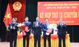 Lãnh đạo tỉnh Cao Bằng chúc mừng 2 cán bộ vừa được luân chuyển, giữ cương vị mới -Ảnh: CB