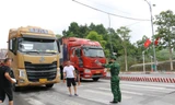 Điều tiết phương tiện chở hàng qua biên giới Lạng Sơn. Ảnh: BP