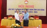 Ông Vũ Đình Quang (bìa trái) nhận hoa chúc mừng. Ảnh: CB