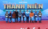 Tặng quà cho hộ nghèo Lạng Sơn. Ảnh: Duy Chiến 