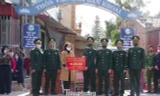 Thầy cô giáo, học sinh và đồng bào các dân tộc thiểu số ở biên giới nhận quà hỗ trợ của các lực lượng công tác tại cửa khẩu Chi Ma. Ảnh: Duy Chiến 