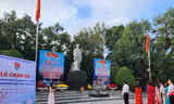 Chào cờ đầu tuần tại khuôn viên tượng đài đồng chí Hoàng Văn Thụ. Ảnh: Duy Chiến 