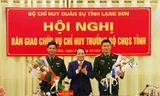 Lãnh đạo tỉnh Lạng Sơn tặng hoa chúc mừng Đại tá Trần Xuân Mạnh (bìa phải) và Đại tá Lê Xuân Thuân (bìa trái) -Ảnh: DN