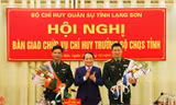Lãnh đạo tỉnh Lạng Sơn tặng hoa chúc mừng Đại tá Trần Xuân Mạnh (bìa phải) và Đại tá Lê Xuân Thuân (bìa trái) -Ảnh: DN