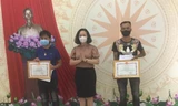 Bà Nông Bích Diệp, Phó chủ tịch UBND thành phố Lạng Sơn trao giấy khen cho hai anh Phan Thanh Hiếu và Trịnh Xuân Định. - Ảnh: Duy Chiến