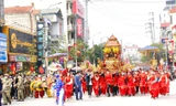 Chính hội rước kiệu từ đền Tả Phủ về đền Kỳ Cùng diễn ra sôi nổi, hoành tráng -Ảnh: LS 