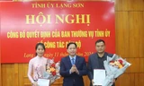 Phó Bí thư Thường trực tỉnh ủy Hoàng Văn Nghiệm chúc mừng 2 tân Phó Chánh văn phòng tỉnh ủy Lạng Sơn.