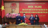 Chúc mừng tân Chánh Văn phòng UBND tỉnh Lạng Sơn. Ảnh: Duy Chiến 