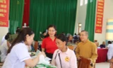 Khám bệnh, cấp phát thuốc miễn phí cho nhân dân (ảnh: Duy Chiến)