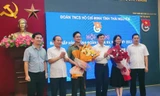 Chị Phạm Thị Thu Hiền và anh Hoàng Anh Đức nhận hoa chúc mừng của lãnh đạo tỉnh Thái Nguyên. 