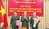 Lãnh đạo Đảng bộ Ban Chỉ huy Bộ đội Biên phòng nhận quyết định, hoa chúc mừng của Chính ủy Bộ CHQS tỉnh Lạng Sơn. Ảnh: D.N