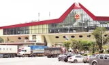 Phương tiện chở hàng xuất nhập khẩu qua cửa khẩu quốc tế Hữu Nghị. 