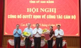 Lãnh đạo tỉnh Cao Bằng tặng hoa chúc mừng .Ảnh: CB